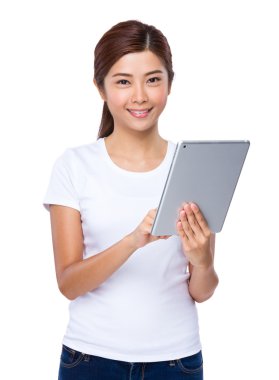 Beyaz t-shirt Asyalı genç kadın