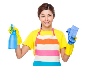 Genç Asyalı ev kadını önlük