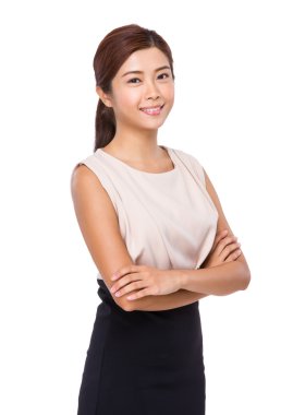 Bej renkli elbiseli genç Asyalı kadın