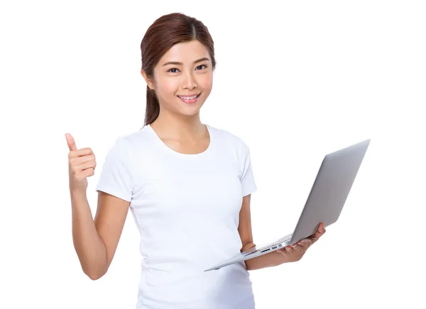 Mujer joven asiática en camiseta blanca — Foto de Stock