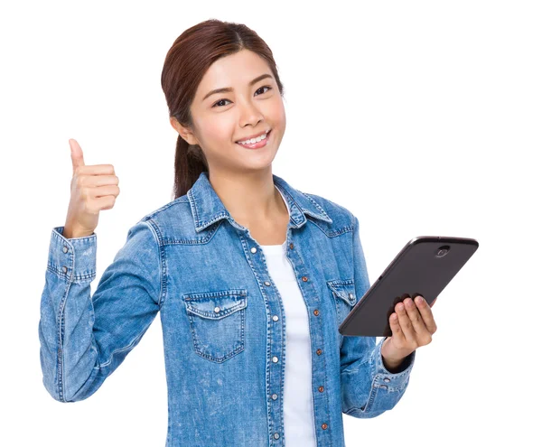 Asiática joven mujer en jeans camisa — Foto de Stock