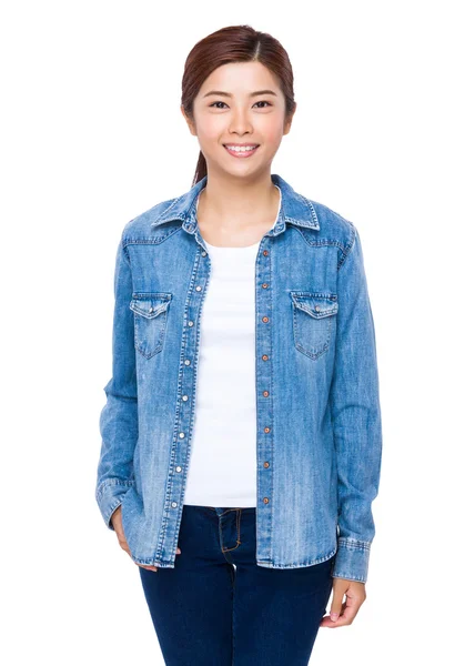 Asiático jovem mulher em jeans camisa — Fotografia de Stock