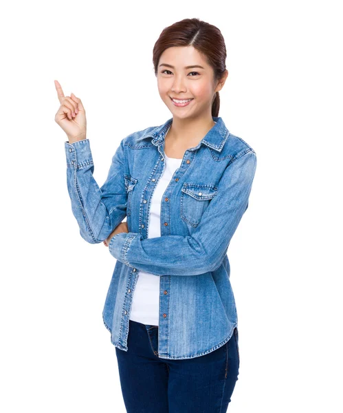 Asiático jovem mulher em jeans camisa — Fotografia de Stock