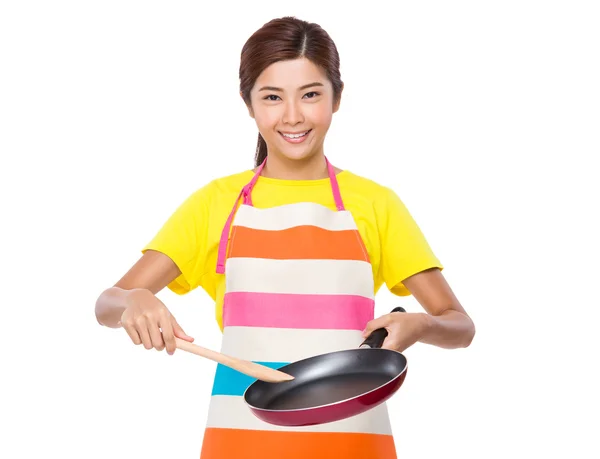 Giovane asiatica casalinga in grembiule — Foto Stock