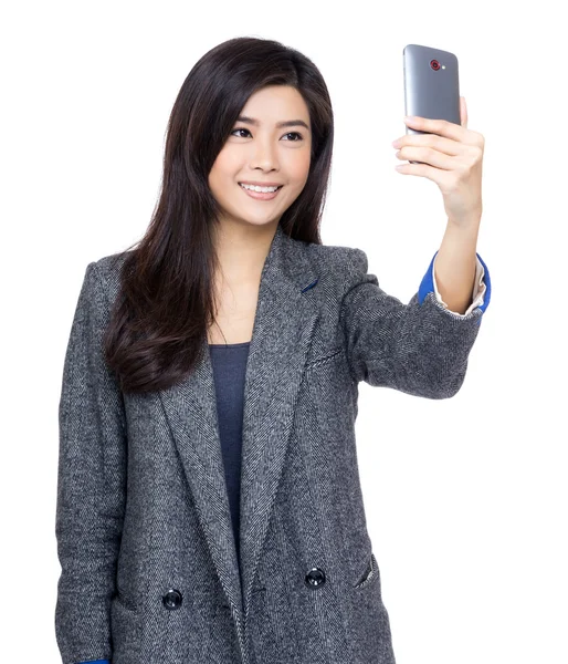 Jeune femme asiatique en manteau gris — Photo