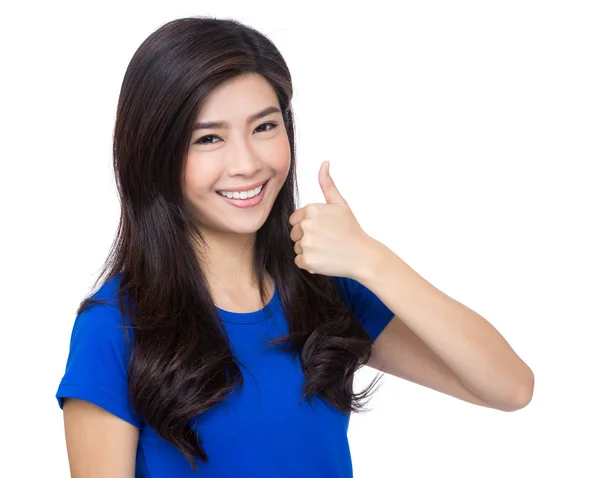 Aziatische jonge vrouw in blauw t-shirt — Stockfoto