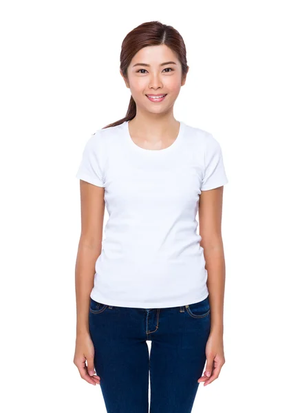 Mujer joven asiática en camiseta blanca — Foto de Stock