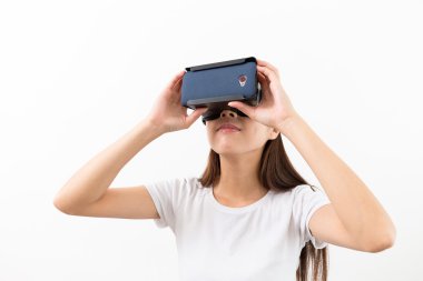 Beyaz t-shirt Asyalı genç kadın