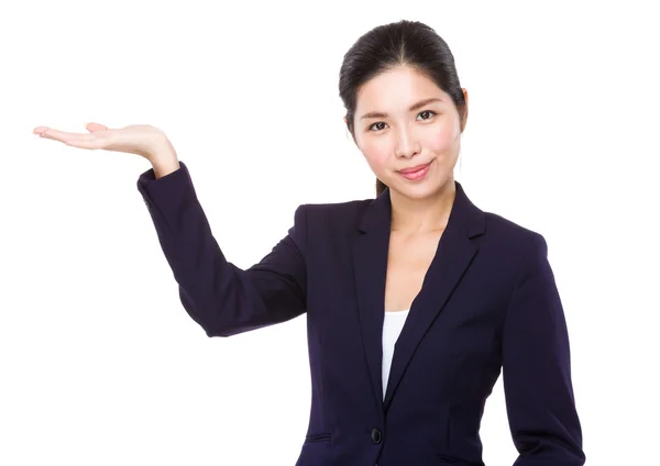 Junge asiatische Geschäftsfrau in Business-Anzug — Stockfoto