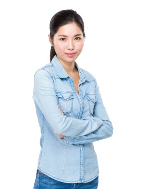 Asyalı genç kadın jean gömlek