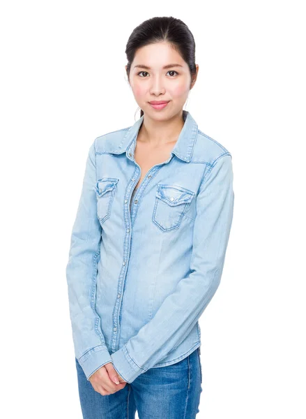 Азиатская девушка в джинсовой рубашке — стоковое фото