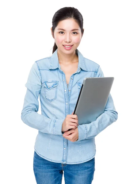 Aziatische jonge vrouw in jean shirt — Stockfoto