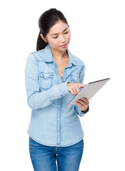 Asiática jovem mulher com tablet digital — Fotografia de Stock