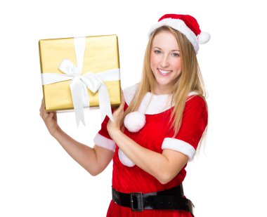 Bir büyük hediye kutusu tutan kadın
