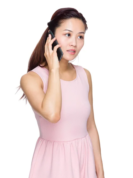 Asiatique femme parler à cellulaire — Photo