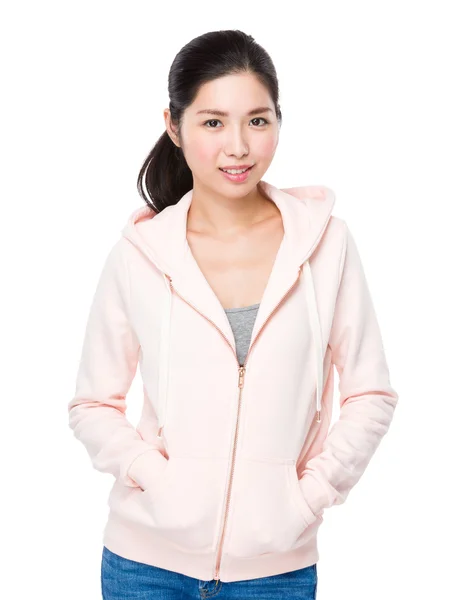 Asiática jovem mulher em suéter rosa — Fotografia de Stock