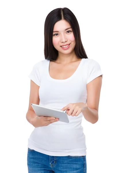 Asiatische junge Frau mit Tablet-PC — Stockfoto