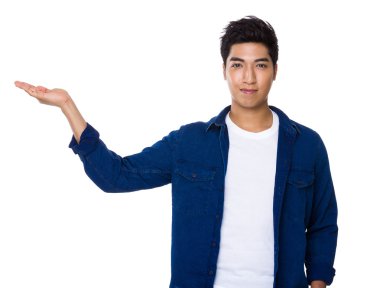 Açık el palm ile Asya adam