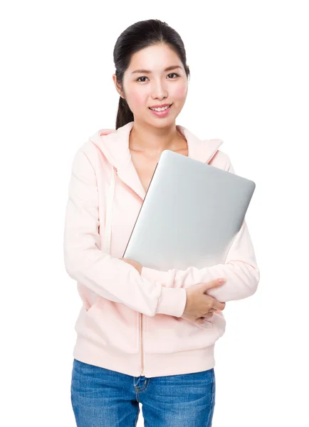 Asiatische junge Frau im rosa Pullover — Stockfoto