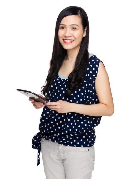 平板电脑的亚洲年轻女性 — 图库照片
