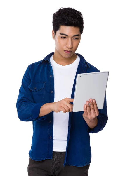 Man met digitale tablet — Stockfoto