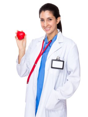 Beyaz önlüklü kadın doktor.