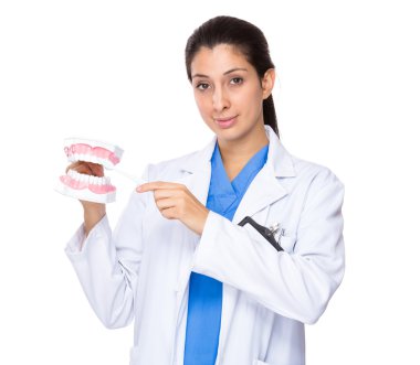Beyaz önlüklü kadın doktor.