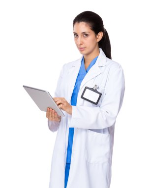 Beyaz önlüklü kadın doktor.