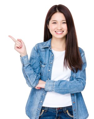 Asyalı genç kadın jean gömlek