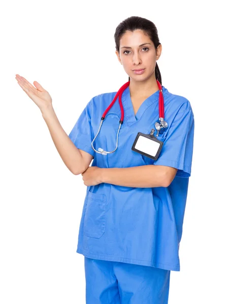 Femme médecin en uniforme bleu — Photo