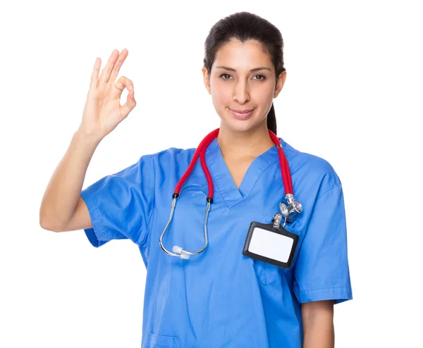 Kobieta lekarz w niebieskim mundurze — Zdjęcie stockowe