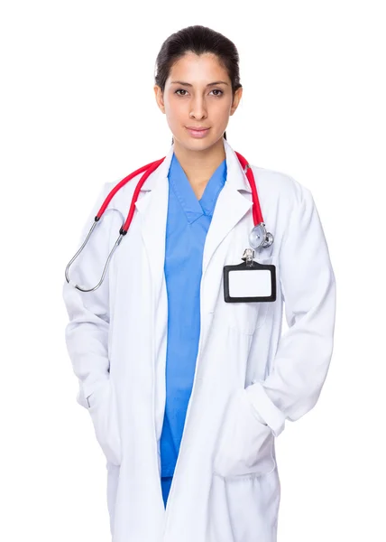 Femme médecin en manteau blanc — Photo