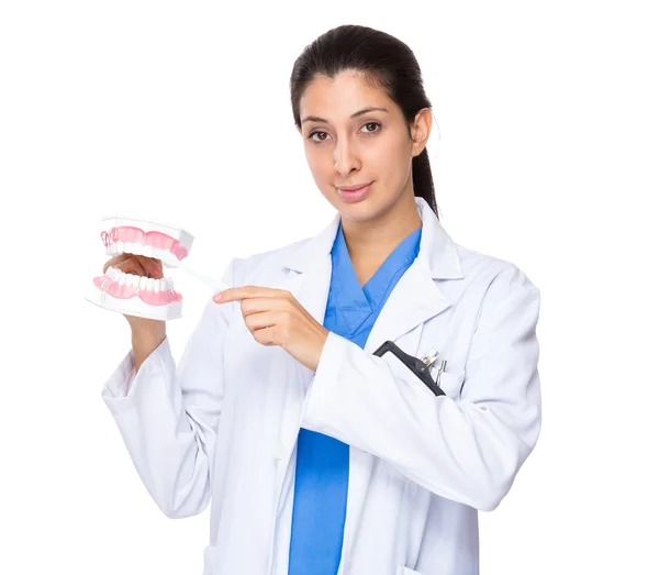 Naislääkäri valkoisessa takissa — kuvapankkivalokuva