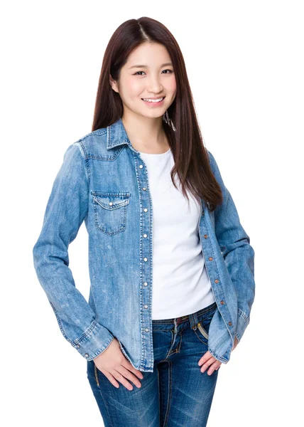 Asiatico giovane donna in jean camicia — Foto Stock