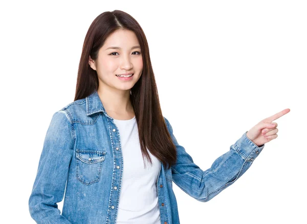 亚洲的年轻女子，在吉恩衬衫 — 图库照片