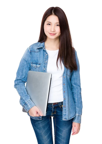 Aziatische jonge vrouw in jean shirt — Stockfoto