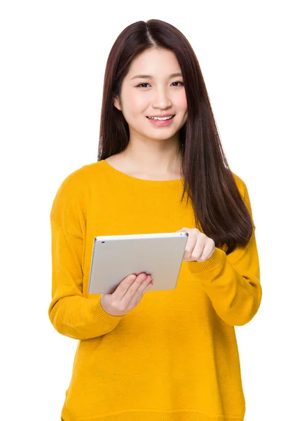 Asiática jovem mulher em suéter amarelo — Fotografia de Stock