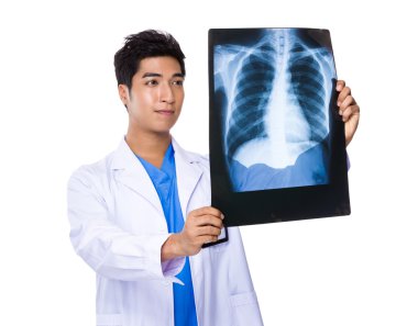 Asyalı erkek doktor beyaz ceket