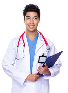 Asyalı erkek doktor beyaz ceket