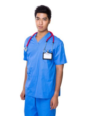 mavi üniformalı Asya yakışıklı doktor