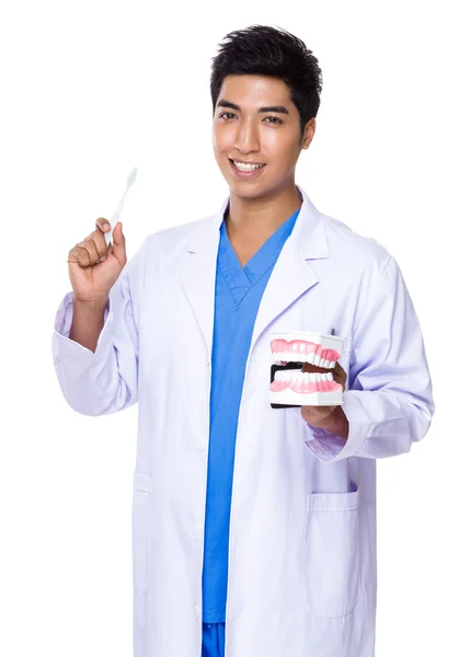 Asiatico maschio medico in bianco cappotto — Foto Stock