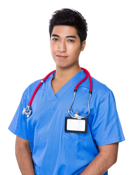 Mavi üniformalı Asya yakışıklı doktor — Stok fotoğraf