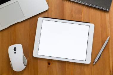 Tablet ile modern çalışma masası