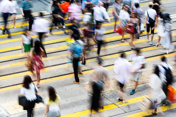 Pessoas em zebra cruzando rua movimentada — Fotografia de Stock