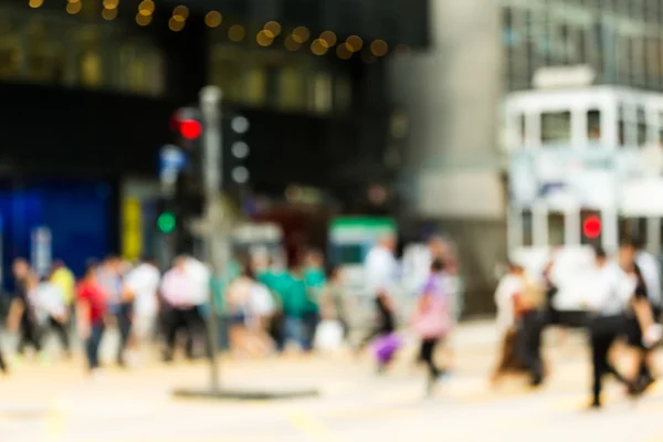 Menschen auf Zebrastreifen überqueren viel befahrene Straße — Stockfoto