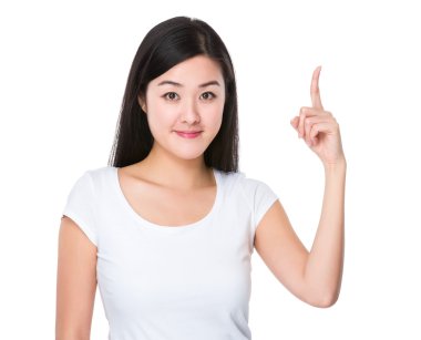 Beyaz t-shirt Asyalı genç kadın