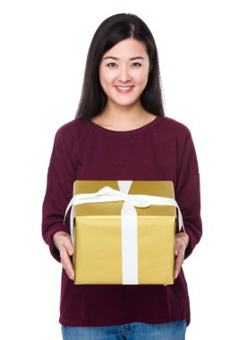 Kırmızı kazaklı Asyalı genç kadın