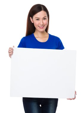 Asyalı genç kadın mavi tişört içinde