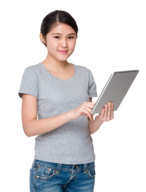 Tablet kullanan kadın