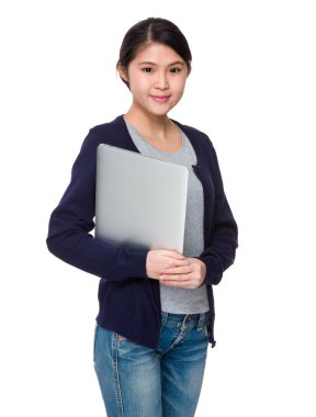 dizüstü bilgisayar tutan kadın